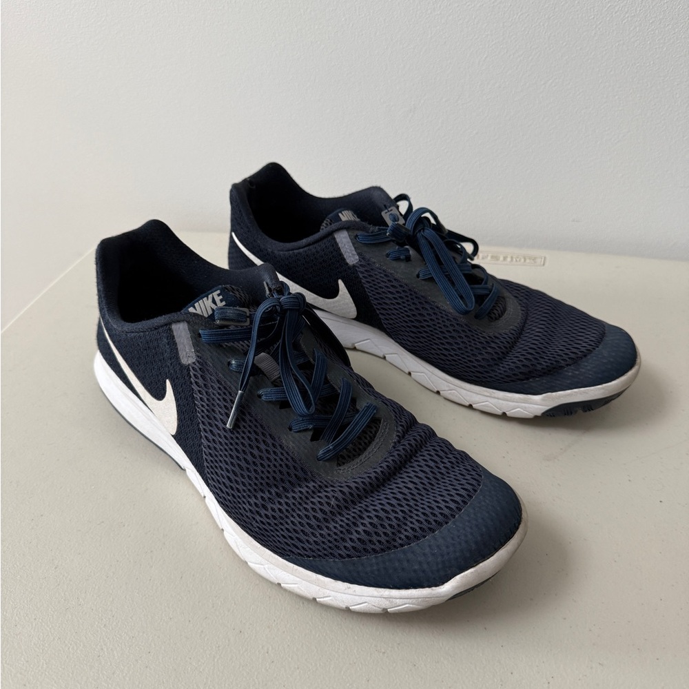 Nike Blue and White Athletic Shoes Lightweight Breathable Design